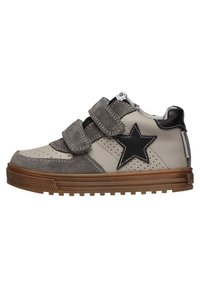 Sneaker grigie e beige con cinturini in velcro, caratterizzate da un accento a stella nera e dettagli perforati, e una suola in gomma testurizzata.
