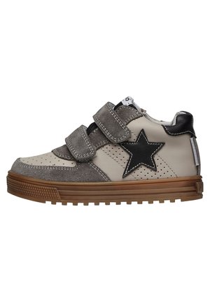 Sneaker grigie e beige con cinturini in velcro, caratterizzate da un accento a stella nera e dettagli perforati, e una suola in gomma testurizzata.
