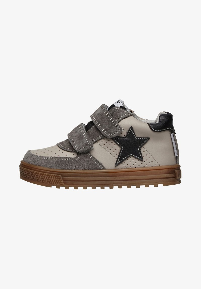 Sneaker grigie e beige con cinturini in velcro, caratterizzate da un accento a stella nera e dettagli perforati, e una suola in gomma testurizzata.