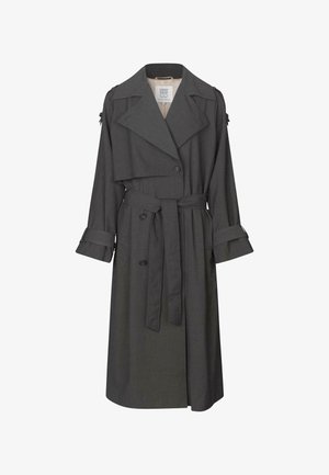 Szürke esőkabát, dupla márkás elülső résszel, övvel a deréknál, széles hajtókákkal és mandzsettákkal. Simasággal és precíz szabással rendelkezik.