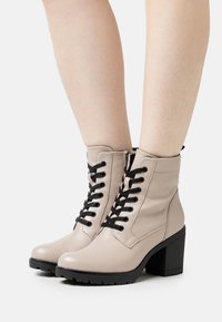 Marco Tozzi Bottines à talons hauts - ivory