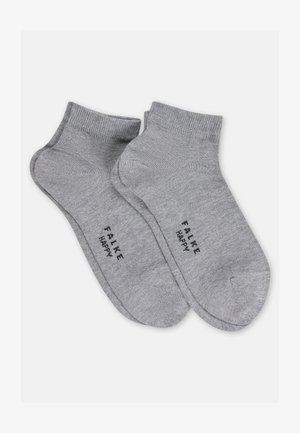 Paar hellgraue Knöchelsocken mit gerippten Bündchen und "FALKE HAPPY" in Schwarz auf der Sohle gedruckt.