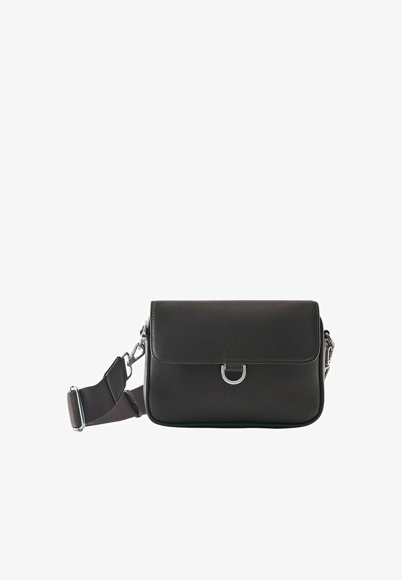 Sac bandoulière en cuir noir avec un fermoir argenté en forme de D et une bandoulière en tissu foncé réglable sur fond blanc.