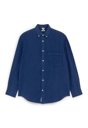 Donkerblauw overhemd met lange mouwen, knopen en een borstzak, met een button-down kraag, plat uitgestald op een witte achtergrond.