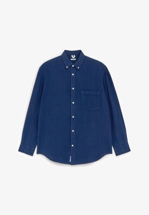 Donkerblauw overhemd met lange mouwen, knopen en een borstzak, met een button-down kraag, plat uitgestald op een witte achtergrond.