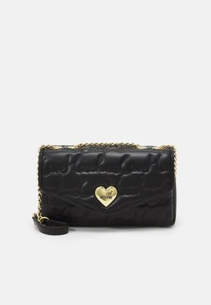 Sort quiltet skuldertaske med guldkæde og hjerteformet guldspænde med indgraveret "Love Moschino" logo.