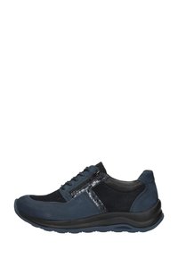 Navyblaue Sneaker aus Wildleder und synthetischen Materialien, mit einer Schnürung auf der Vorderseite, einem Reißverschluss an der Seite und einer dicken schwarzen Gummisohle.