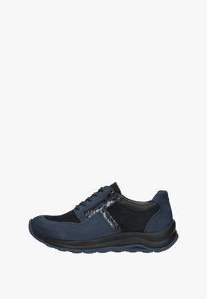Marineblauwe sneakers van suède en synthetische materialen, met een veteropening aan de voorkant, een rits aan de zijkant en een dikke zwarte rubberen zool.