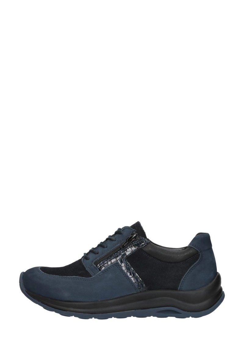 Navyblaue Sneaker aus Wildleder und synthetischen Materialien, mit einer Schnürung auf der Vorderseite, einem Reißverschluss an der Seite und einer dicken schwarzen Gummisohle.