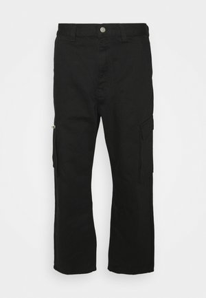 Czarne spodnie cargo wykonane z wytrzymałego materiału, z wieloma kieszeniami, prostym krojem nogawki oraz standardowym pasem z metalowym guzikiem.