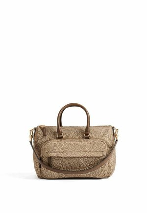 Kleine Handtasche mit beigen und braunen Mustern, doppelten oberen Griffen und einem langen, verstellbaren Schulterriemen auf weißem Hintergrund.
