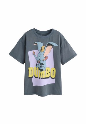 Tricou gri cu Dumbo elefantul purtând o pălărie galbenă și ținând un șoarece mic, cu textul "DUMBO" dedesubt, pe un fundal mov.