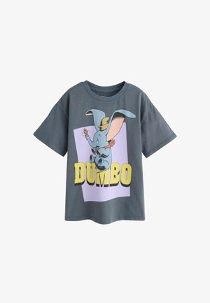 Grå t-shirt med Dumbo-elefanten iført en gul hat og holdende en lille mus, med teksten "DUMBO" nedenfor på en lilla baggrund.