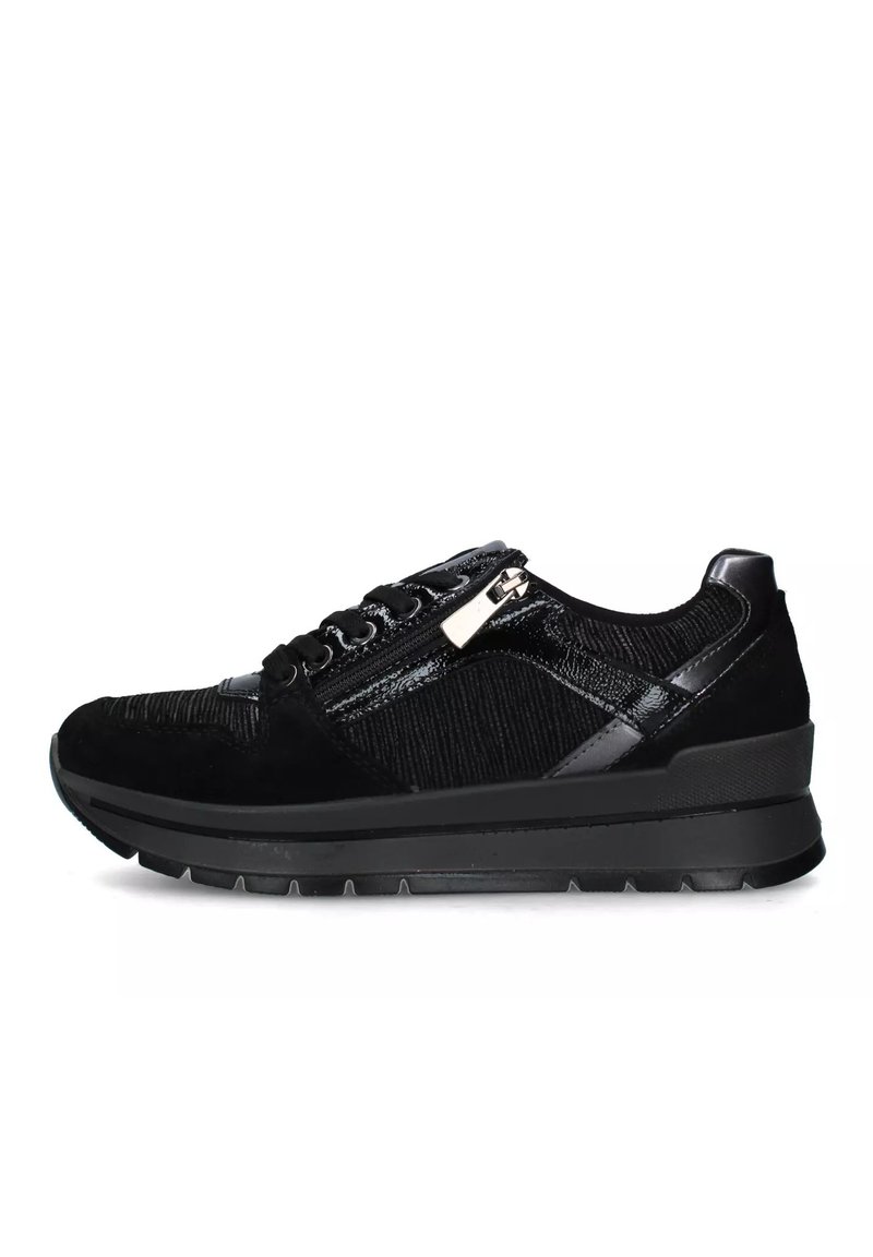 Sneaker nere con una parte superiore testurizzata che combina materiali lisci e rigati, design con lacci e zip laterale per un facile accesso.