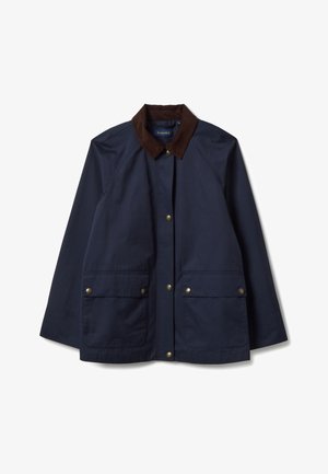 Chaqueta azul marino con cuello de pana marrón, botones de presión frontales y dos grandes bolsillos con solapa y broches de latón.