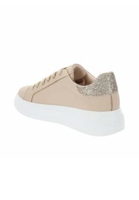 Sneaker beige avec un dessus en cuir lisse, accent de paillettes métalliques au talon et une semelle en caoutchouc blanche. Présente un laçage traditionnel.