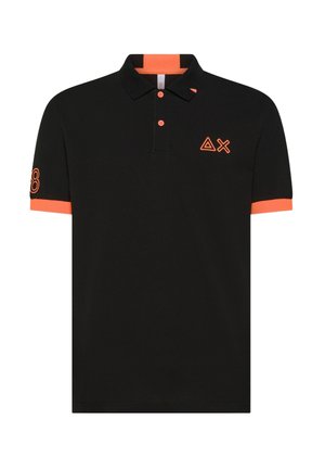 Polo shirt nera con dettagli arancioni sui polsini e sul colletto. Presenta bottoni al collo e design ricamati sul petto e sulle maniche.