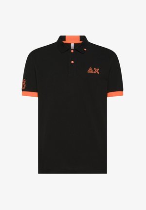 Polo shirt nera con dettagli arancioni sui polsini e sul colletto. Presenta bottoni al collo e design ricamati sul petto e sulle maniche.