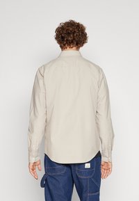 Abercrombie & Fitch ELEVATED ICON OXFORD SHIRT - Button down-skjorte - TAN SOLID