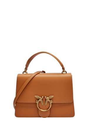Sac à main en cuir tan présentant un design structuré, une bandoulière détachable et des éléments en métal doré avec des accents d'oiseaux sur le devant.