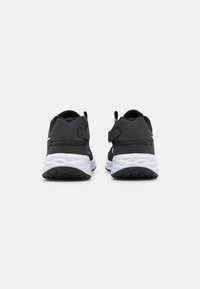 Nike Performance W NIKE REVOLUTION 6 FLYEASE - Apavi skriešanai pa asfaltu - black/white/dark smoke grey/cool grey