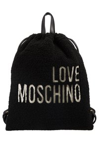 Svart plyschryggsäck med dragskoöppning. Har "LOVE MOSCHINO" i silverbokstäver över framsidan. Svarta läderremmar.