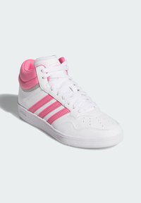Sneaker alta bianca con strisce rosa e colletto imbottito alla caviglia, con lacci bianchi e area delle dita perforata, su uno sfondo bianco.