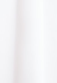 Tessuto bianco con una consistenza liscia e un sottile motivo diagonale, appeso verticalmente. Il materiale sembra leggero e uniforme nel colore.
