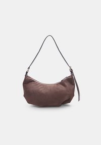 Borsa a spalla in suede marrone con design curvo, manico in pelle e chiusura con zip. Texture liscia con forma minimalista e senza motivi visibili.