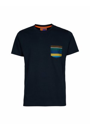 T-shirt in cotone blu navy con colletto rotondo, caratterizzato da una tasca a toppa multicolore in marrone, blu, verde e giallo.