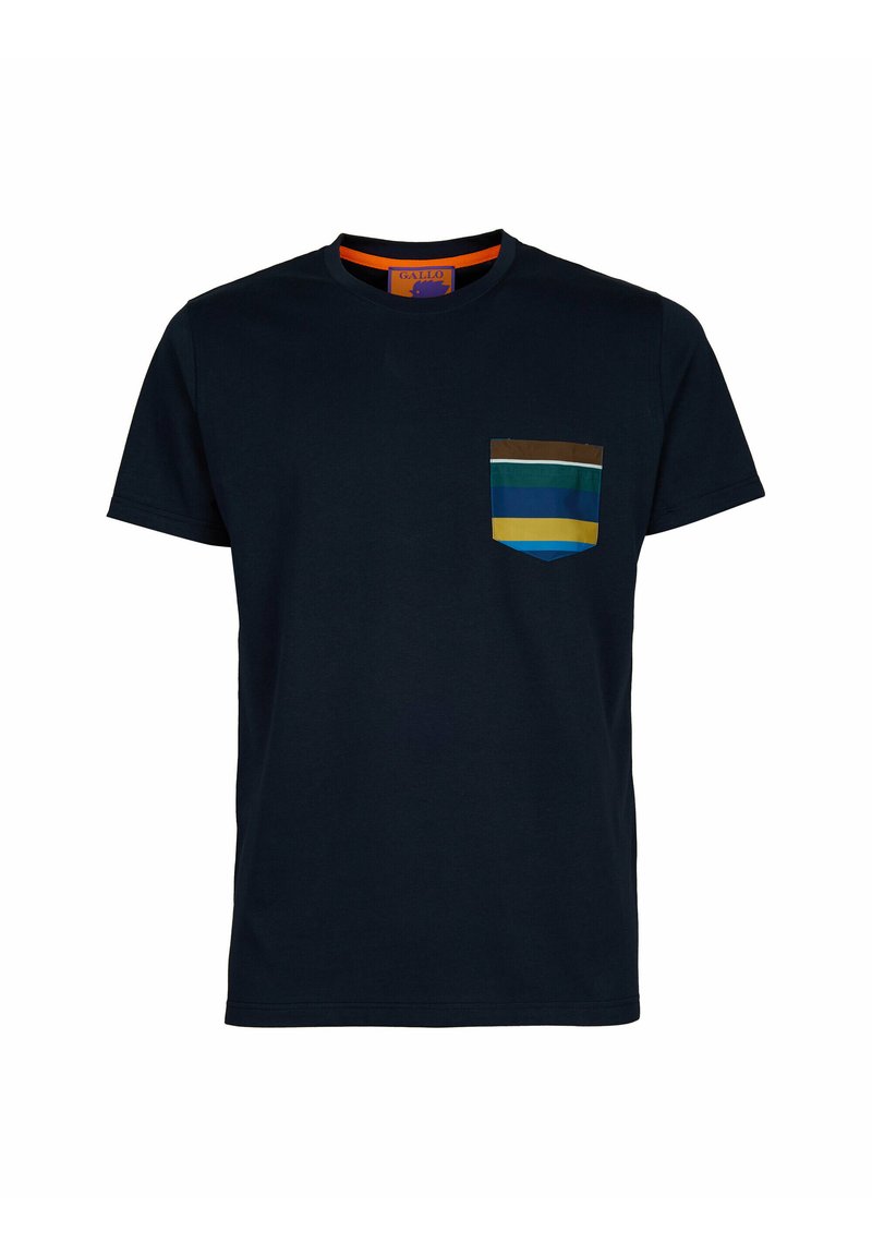 T-shirt in cotone blu navy con colletto rotondo, caratterizzato da una tasca a toppa multicolore in marrone, blu, verde e giallo.
