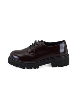 Zwarte platform veterschoenen met een glanzend kastanjebruin leren bovenwerk, ronde neus en een gegoten rubberen zool met diepe profiel.