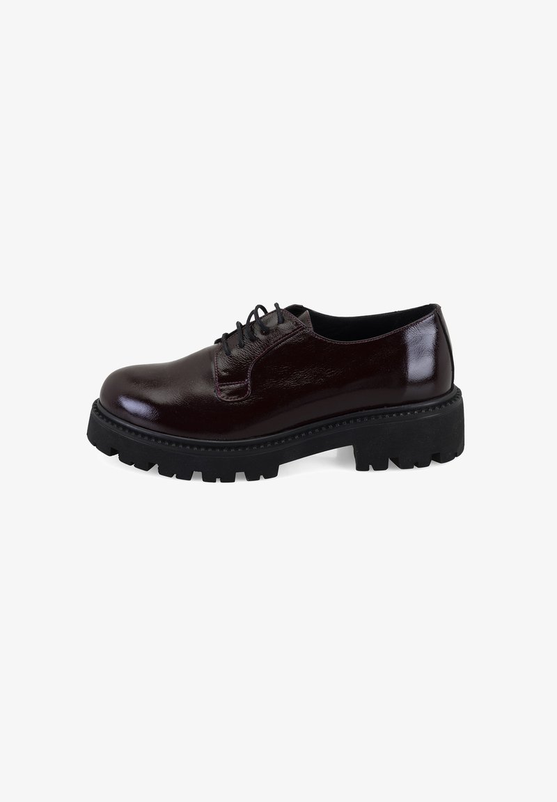 Chaussures à plateforme noires à lacets avec un dessus en cuir verni bordeaux, bout rond et semelle en caoutchouc texturée avec des rainures profondes.