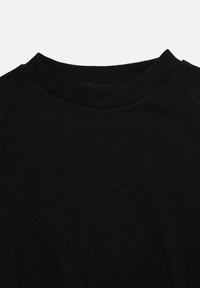 Maglione nero con collo a girocollo, caratterizzato da un colletto a coste e da una superficie di tessuto liscia e uniforme.