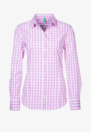 Camicia a maniche lunghe a quadri rosa e bianca, con bottoni sul davanti, colletto classico, realizzata in tessuto morbido con una texture liscia.