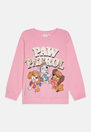 Rózsaszín pulóver, amelyen csillogó betűkkel szerepel a "PAW PATROL" felirat, színes, játékos pózokban lévő rajzfilmes kutyákkal. Sima anyag, bordázott mandzsetták és hem.