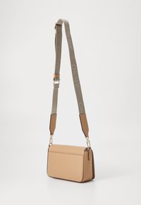 Borsa a tracolla color beige con superficie testurizzata, forma rettangolare e tracolla grigia con logo. Dettagli in oro nei punti di attacco.