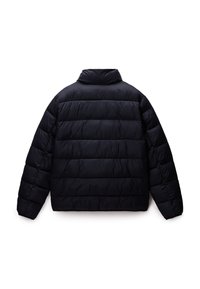 Jachetă puffer neagră cu guler înalt, cu un design matlasat pe orizontal și o croială lejeră. Fabricată dintr-un material ușor și rezistent la apă.