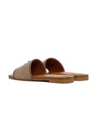 Sandales plates marron en matériau synthétique, avec un design tissé sur le dessus, une semelle intérieure texturée et une semelle en caoutchouc lisse.