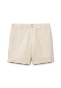 Beige katoenen shorts met een knoopsluiting, twee voorzakken en opgerolde manchetten. De stof heeft een gladde textuur en minimale ontwerpdetails.