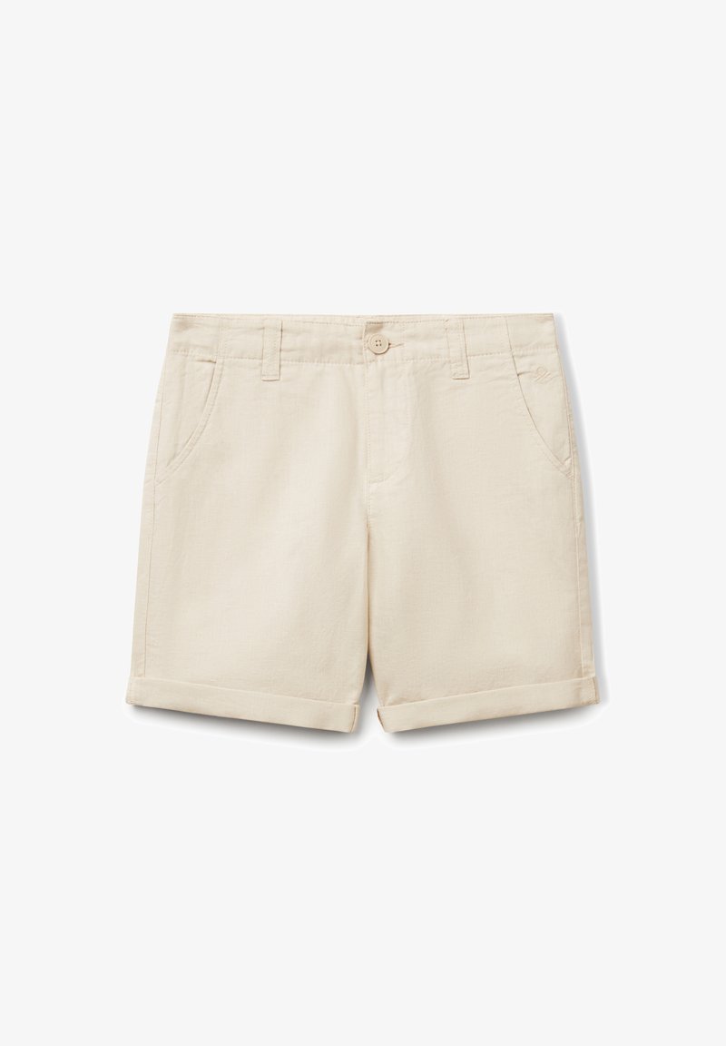Shorts en coton beige avec fermeture à bouton, deux poches avant et ourlets retroussés. Le tissu a une texture lisse et des détails de design minimaux.