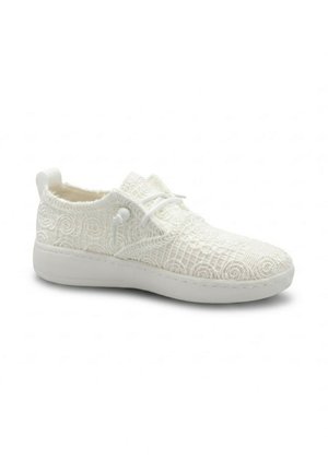 Sneaker casual bianca con tessuto a motivo swirl e reticolo texturizzato, lacci bianchi e suola bianca spessa, inclinata per mostrare il lato esterno sinistro.