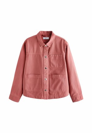 Veste rose à manches longues avec boutons, col et trois poches avant, présentée à plat sur fond blanc.
