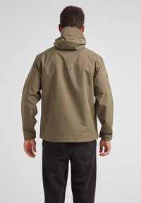 Giacca impermeabile verde oliva con cappuccio, dal design semplice, maniche lunghe e un logo discreto sul retro. Tessuto morbido, vestibilità comoda.
