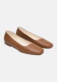 Ballerine in pelle marrone con design a punta quadrata, texture liscia e stile minimalista; dotate di una soletta imbottita e tacco basso.