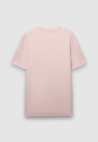 T-shirt a maniche corte di colore rosa chiaro, realizzata in tessuto morbido. Presenta una scollatura rotonda e una silhouette rilassata con dettagli di orlo cuciti.