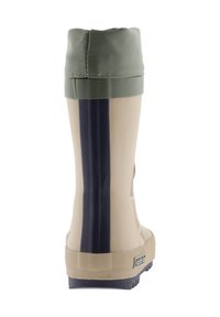 Botte de pluie en caoutchouc beige avec une bande bleu foncé. Dispose d'une semelle texturée et d'un dessus imperméable vert. Fini lisse avec un design plié.