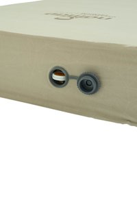 Beige opblaasbaar matras met een gestructureerd oppervlak, voorzien van een ventiel voor opblazen/ontluchten en een geometrisch patroon in de stof gedebosseerd.