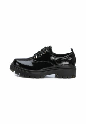 Zapatos de charol negro con punta redondeada, diseño de cordones y suela gruesa y robusta con patrones de relieve prominentes.