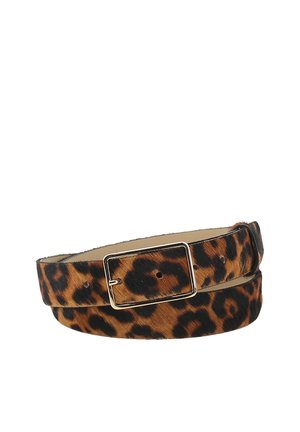 Leoprint-Gürtel mit goldener quadratischer Schnalle aus strukturiertem Material, auf weißem Hintergrund aufgerollt.